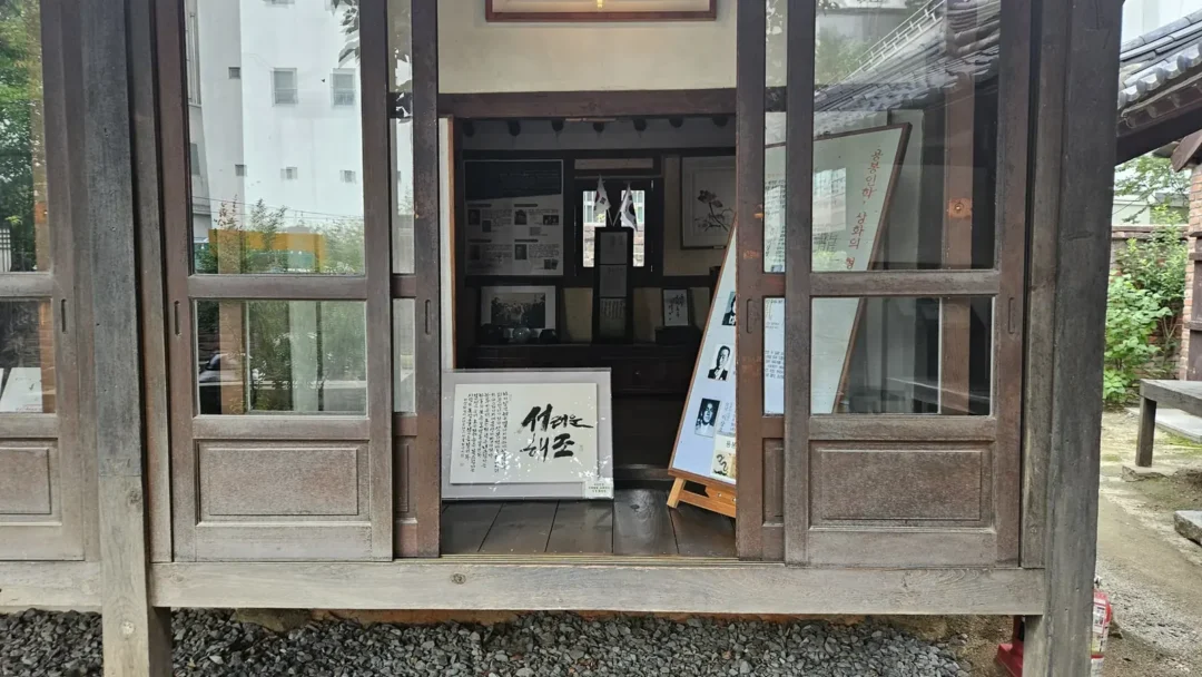 이상화 고택 방 안에 전시된 서러운 해조 붓글씨와 사진들