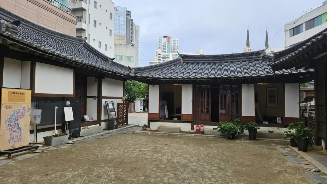 서상돈 고택 한옥 마당과 기와지붕 너머 제일교회 첨탑